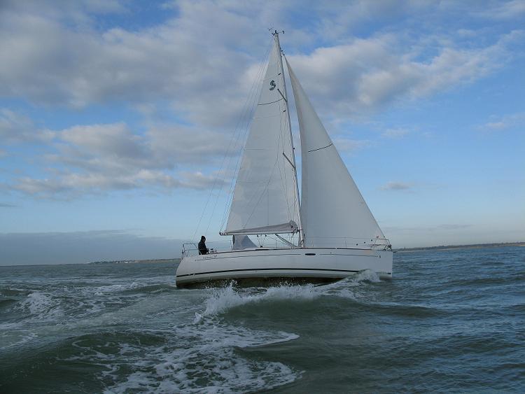 oceanis 37 for solent yacht charter